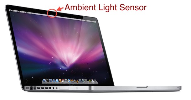Где находится датчик внешней освещенности на MacBook Pro?
