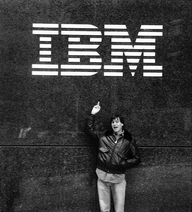 Молодой Стив Джобс дает IBM палец